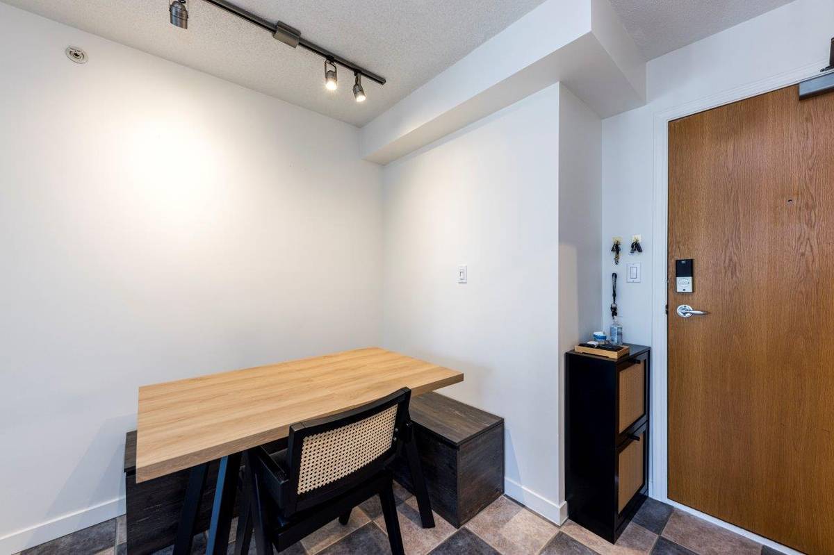 Large bed bath for rent in Tinseltown downtown Vancouver ()