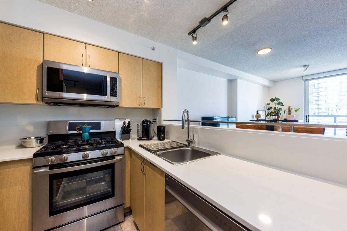 Large bed bath for rent in Tinseltown downtown Vancouver ()
