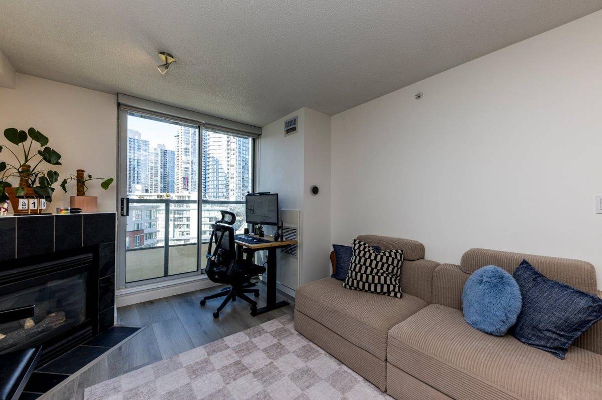 Large bed bath for rent in Tinseltown downtown Vancouver ()