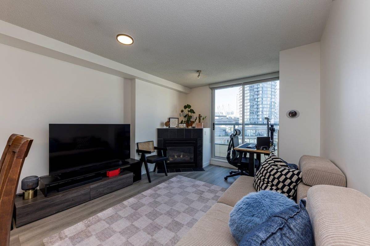 Large bed bath for rent in Tinseltown downtown Vancouver ()