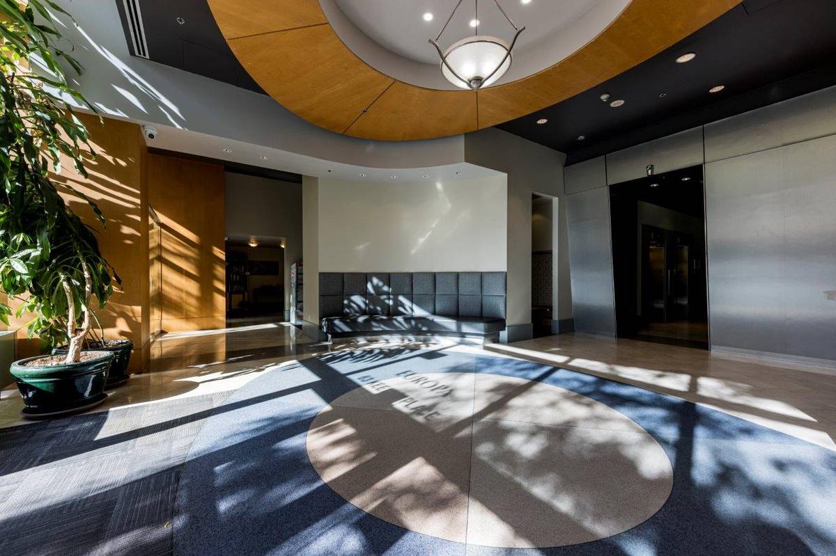 Large bed bath for rent in Tinseltown downtown Vancouver ()