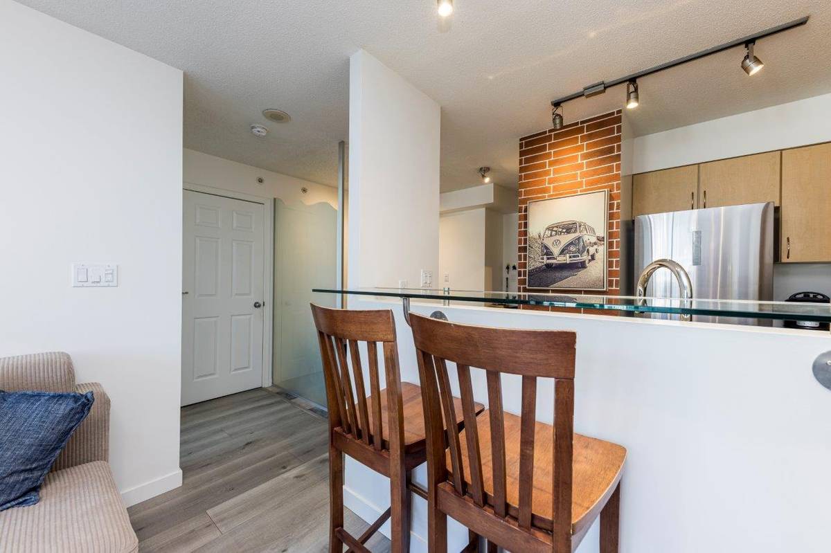 Large bed bath for rent in Tinseltown downtown Vancouver ()