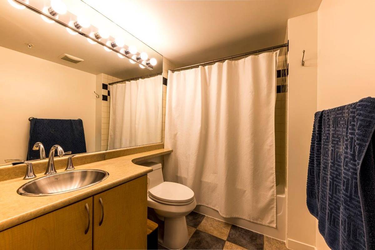 Large bed bath for rent in Tinseltown downtown Vancouver ()
