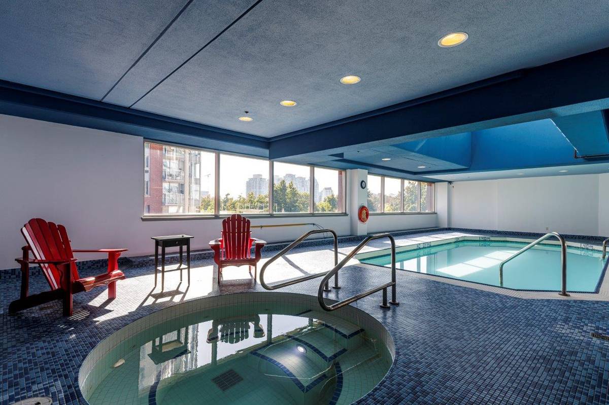 Large bed bath for rent in Tinseltown downtown Vancouver ()