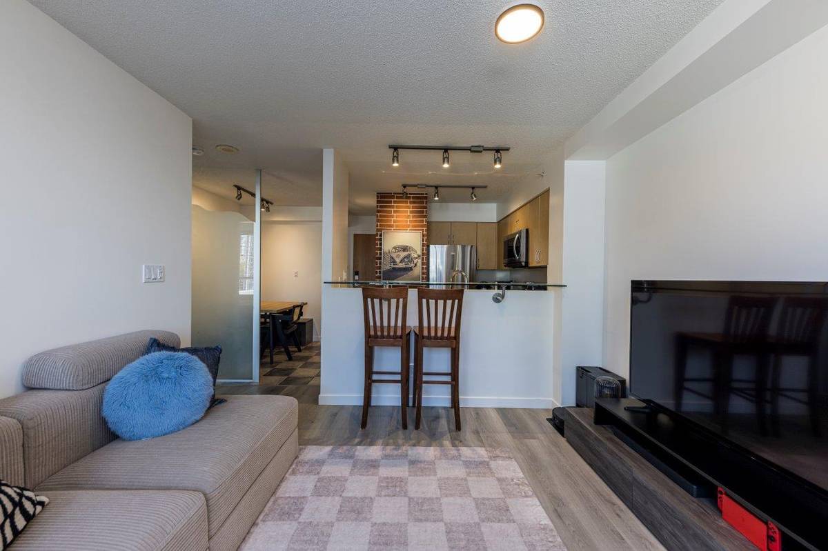 Large bed bath for rent in Tinseltown downtown Vancouver ()