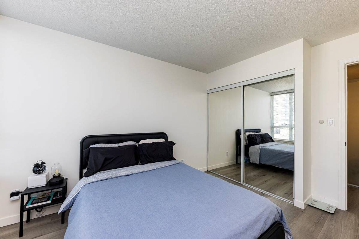 Large bed bath for rent in Tinseltown downtown Vancouver ()