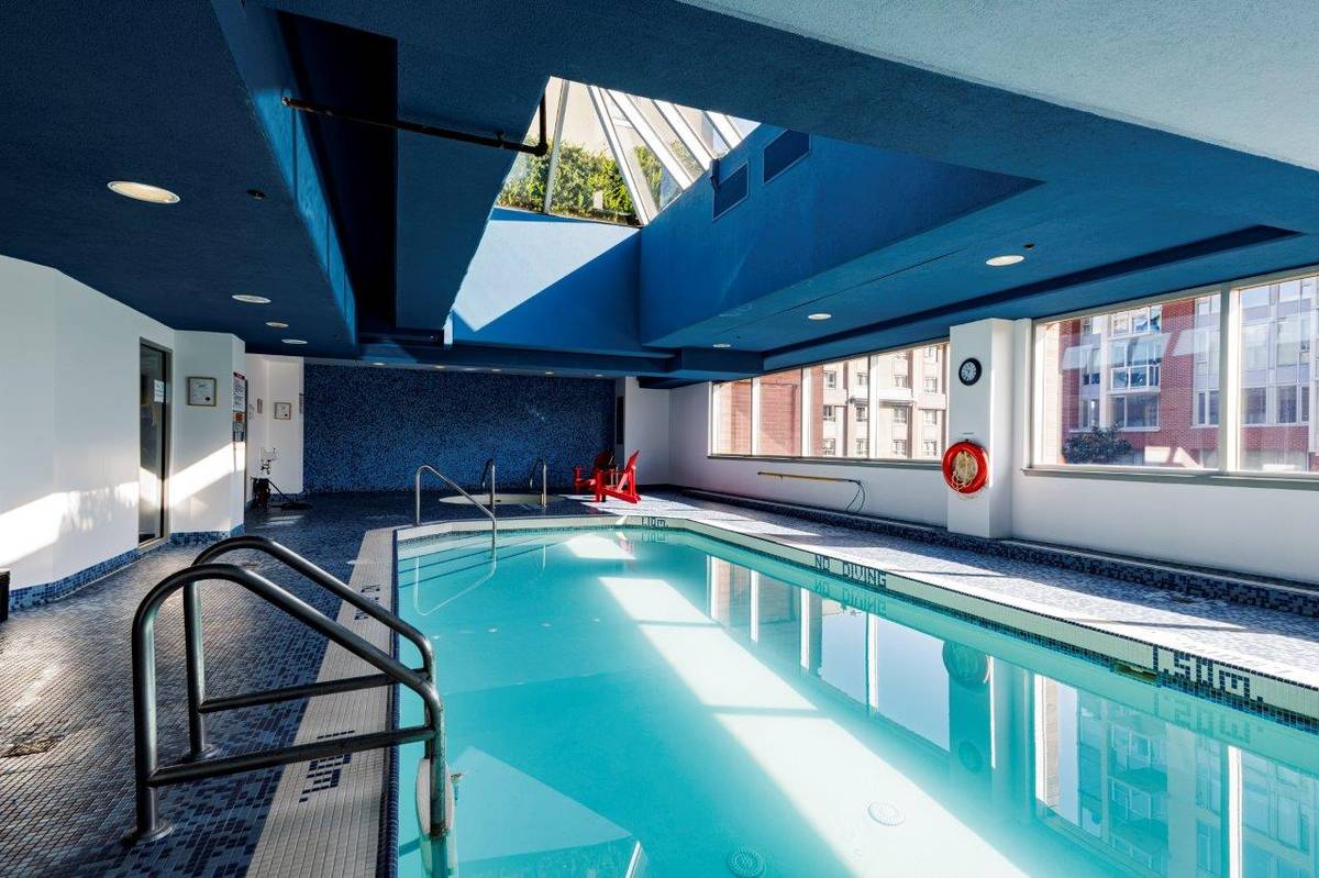 Large bed bath for rent in Tinseltown downtown Vancouver ()