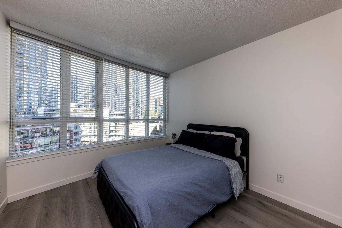 Large bed bath for rent in Tinseltown downtown Vancouver ()