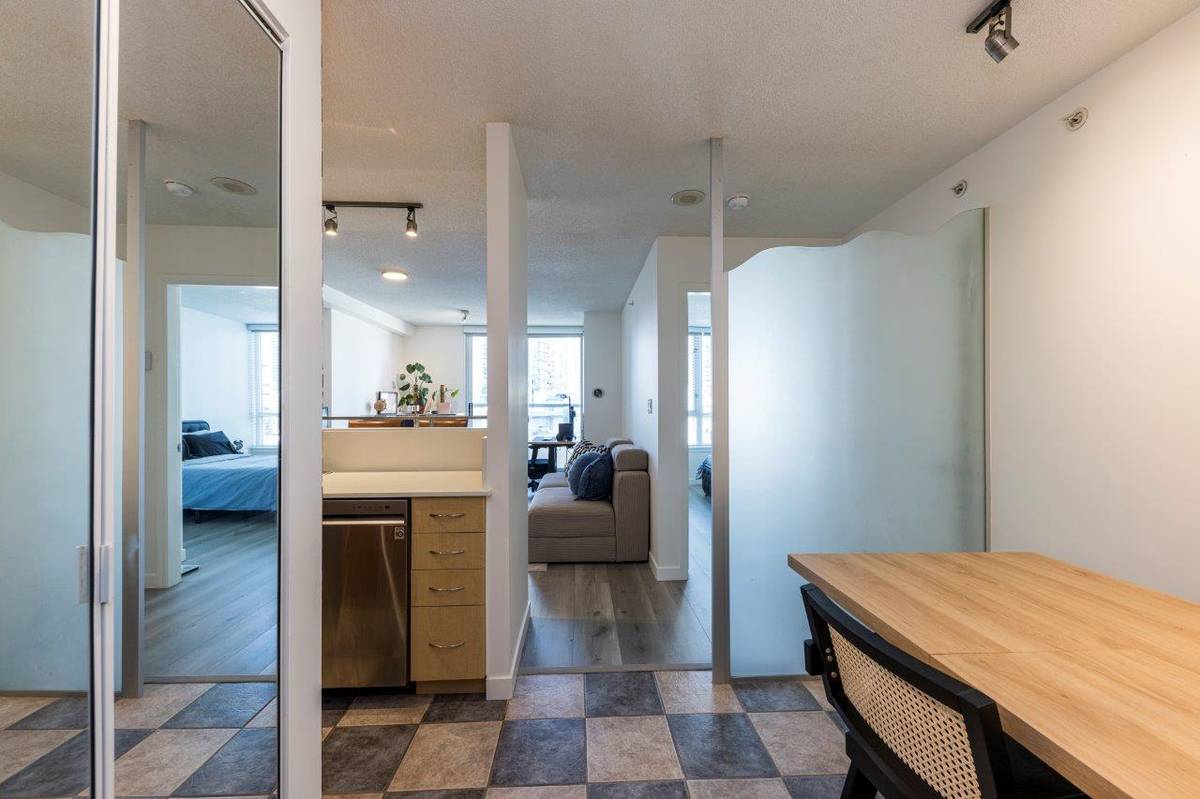 Large bed bath for rent in Tinseltown downtown Vancouver ()