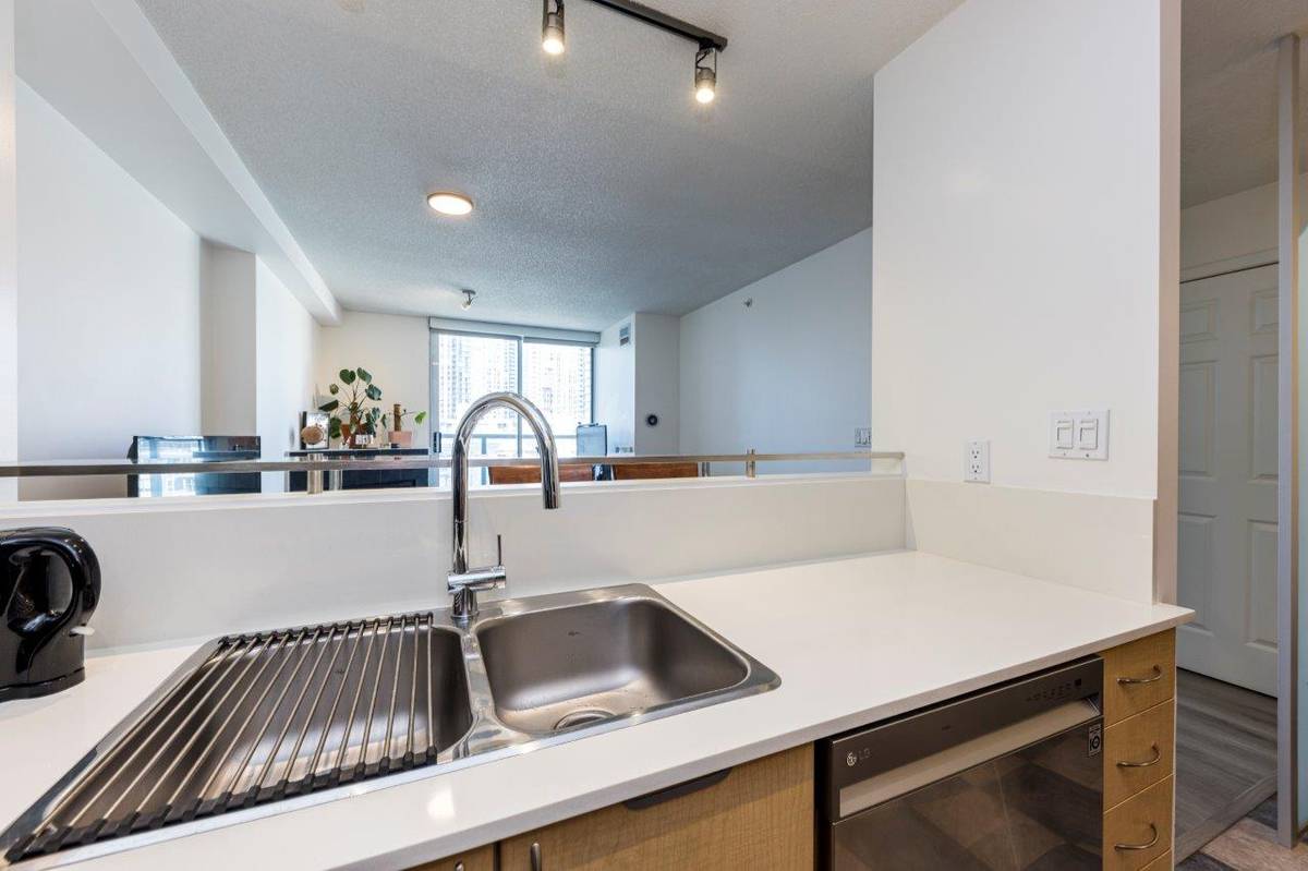 Large bed bath for rent in Tinseltown downtown Vancouver ()
