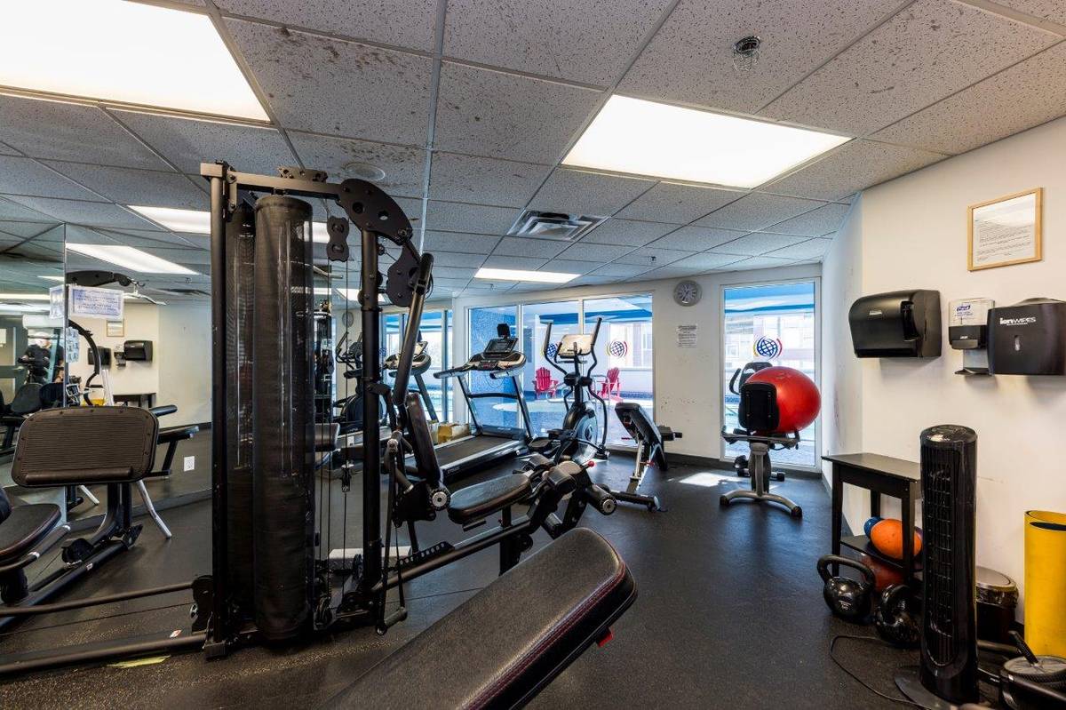 Large bed bath for rent in Tinseltown downtown Vancouver ()
